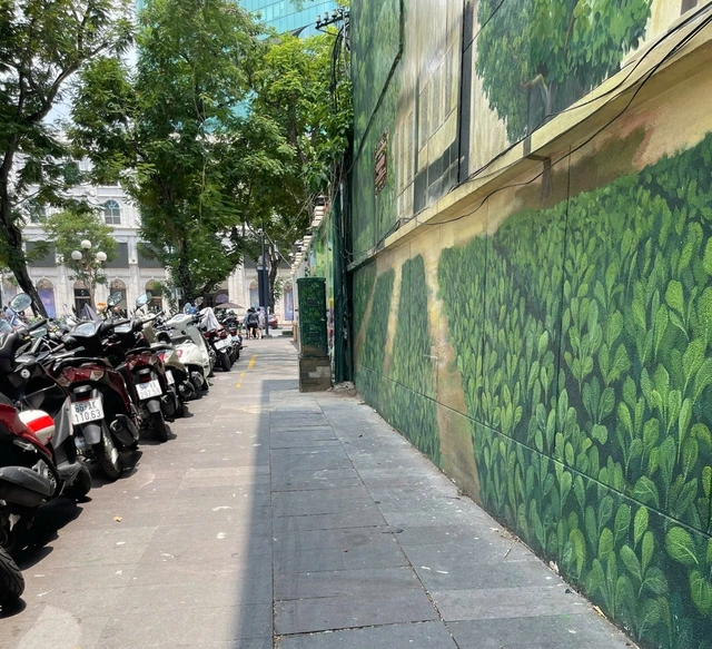 Chọn bãi gửi xe hay chọn bích họa giữa trung tâm TP.HCM? - Ảnh 2