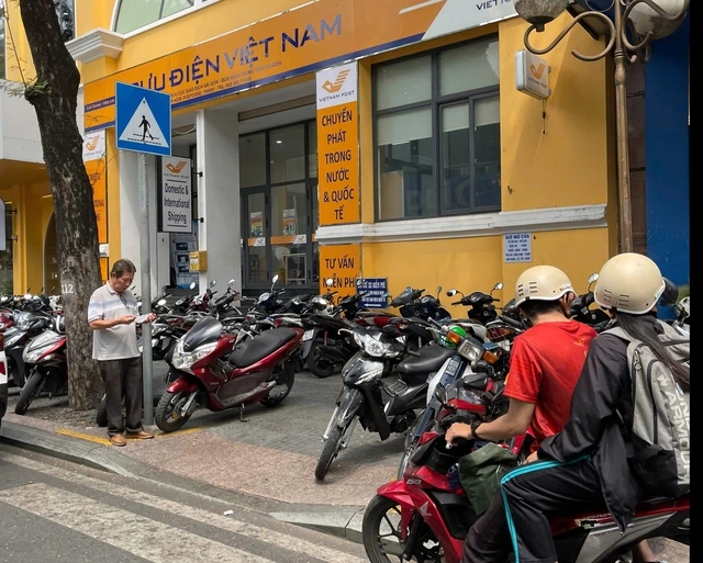 Chọn bãi gửi xe hay chọn bích họa giữa trung tâm TP.HCM? - Ảnh 3