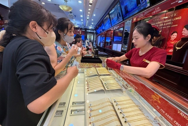 Chênh lệch giá vàng giảm nhanh, đầu tư vàng không còn  'sáng cửa' - Ảnh 2