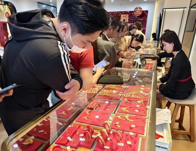 Lợi bất cập hại khi cho doanh nghiệp vay vàng trong dân - Ảnh 2