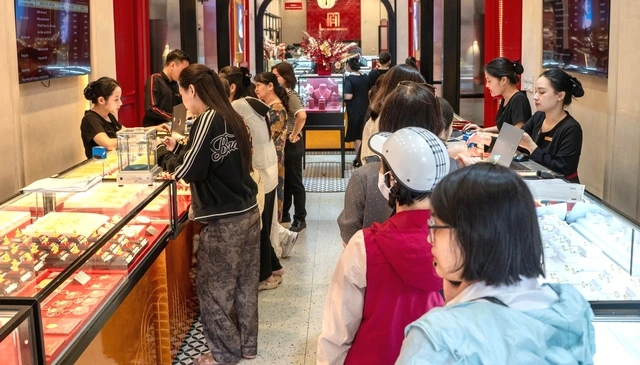 Vàng thủng mốc 165 triệu/lượng, đã nên xuống tiền đầu tư? - Ảnh 2