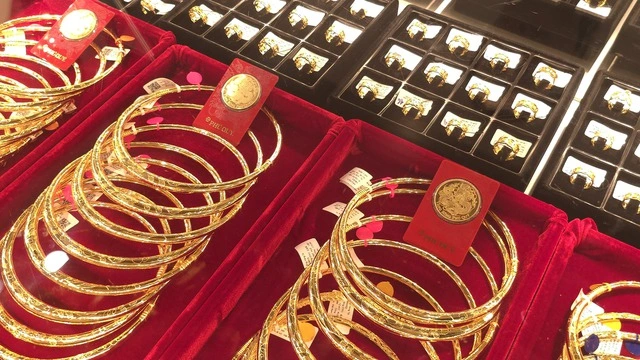 Chênh lệch giá vàng giảm nhanh, đầu tư vàng không còn  'sáng cửa' - Ảnh 1