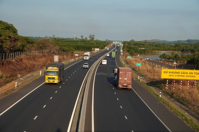 TP.HCM đề xuất miễn phí đường bộ, phí BOT với xe khách và xe chở hàng - Ảnh 1