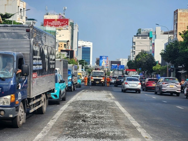 TP.HCM tháo dải phân cách đường Cộng Hòa, phân luồng đảo chiều - Ảnh 1