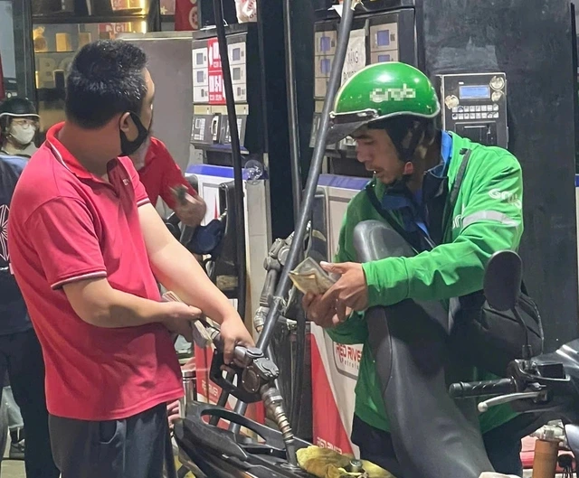 Giá xăng dầu đồng loạt giảm, dầu diesel giảm gần 2.000 đồng/lít - Ảnh 1