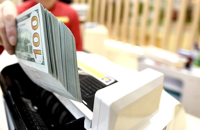 Giá USD hôm nay 10.4.2026: Ngân hàng tăng giá mua vào nhanh hơn bán ra - Ảnh 1