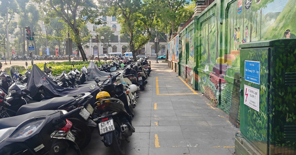 Chọn bãi gửi xe hay chọn bích họa giữa trung tâm TP.HCM?