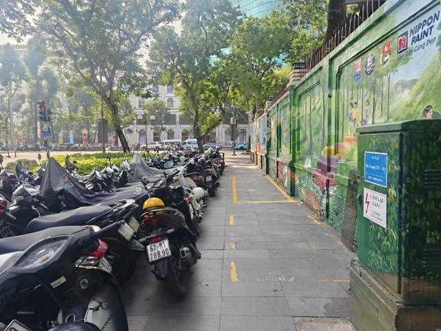 Chọn bãi gửi xe hay chọn bích họa giữa trung tâm TP.HCM? - Ảnh 1