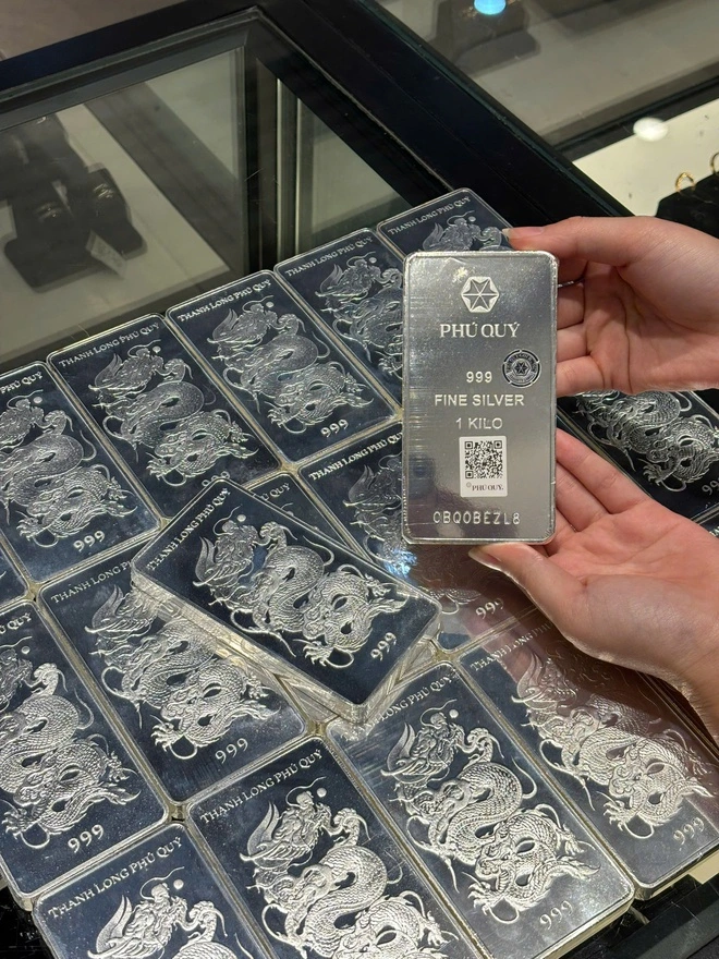 Giá vàng giảm liên tiếp sau 'cú' tăng mạnh đầu ngày - Ảnh 2