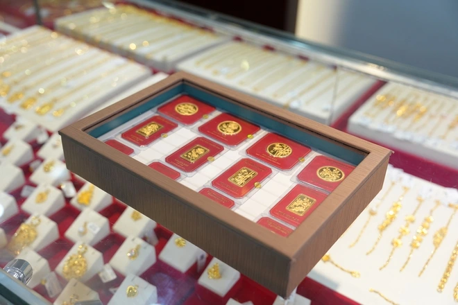 Bạc, vàng đua nhau giảm giá, vẫn chênh thế giới hơn 20 triệu/lượng vàng - Ảnh 1