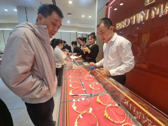 Giá vàng, giá bạc sáng 23.4 giảm gần 1 triệu/lượng - Ảnh 1