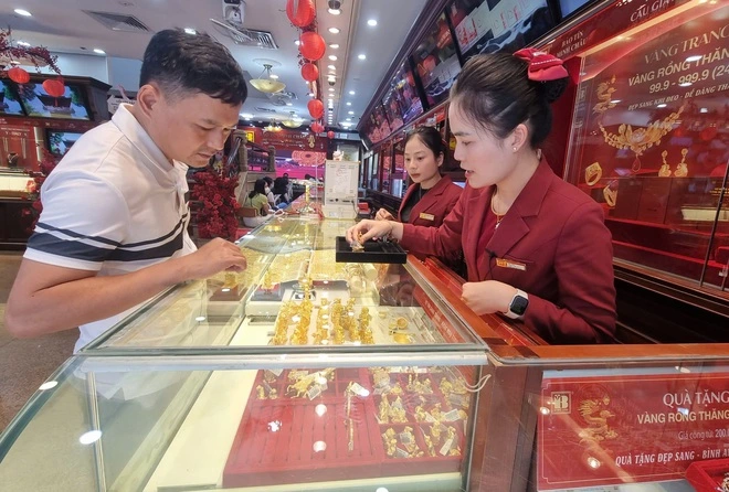 Giá vàng giảm, bạc tăng, người mua vẫn lỗ nặng - Ảnh 2