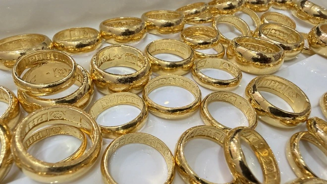 Giá vàng nhích tăng, cao hơn thế giới gần 19 triệu đồng/lượng - Ảnh 2