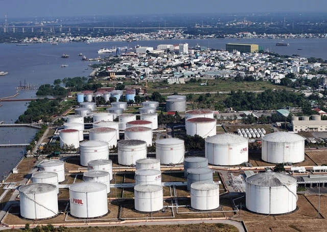 Đề nghị thương nhân đầu mối, phân phối xăng dầu 'không găm hàng chờ tăng giá' - Ảnh 1