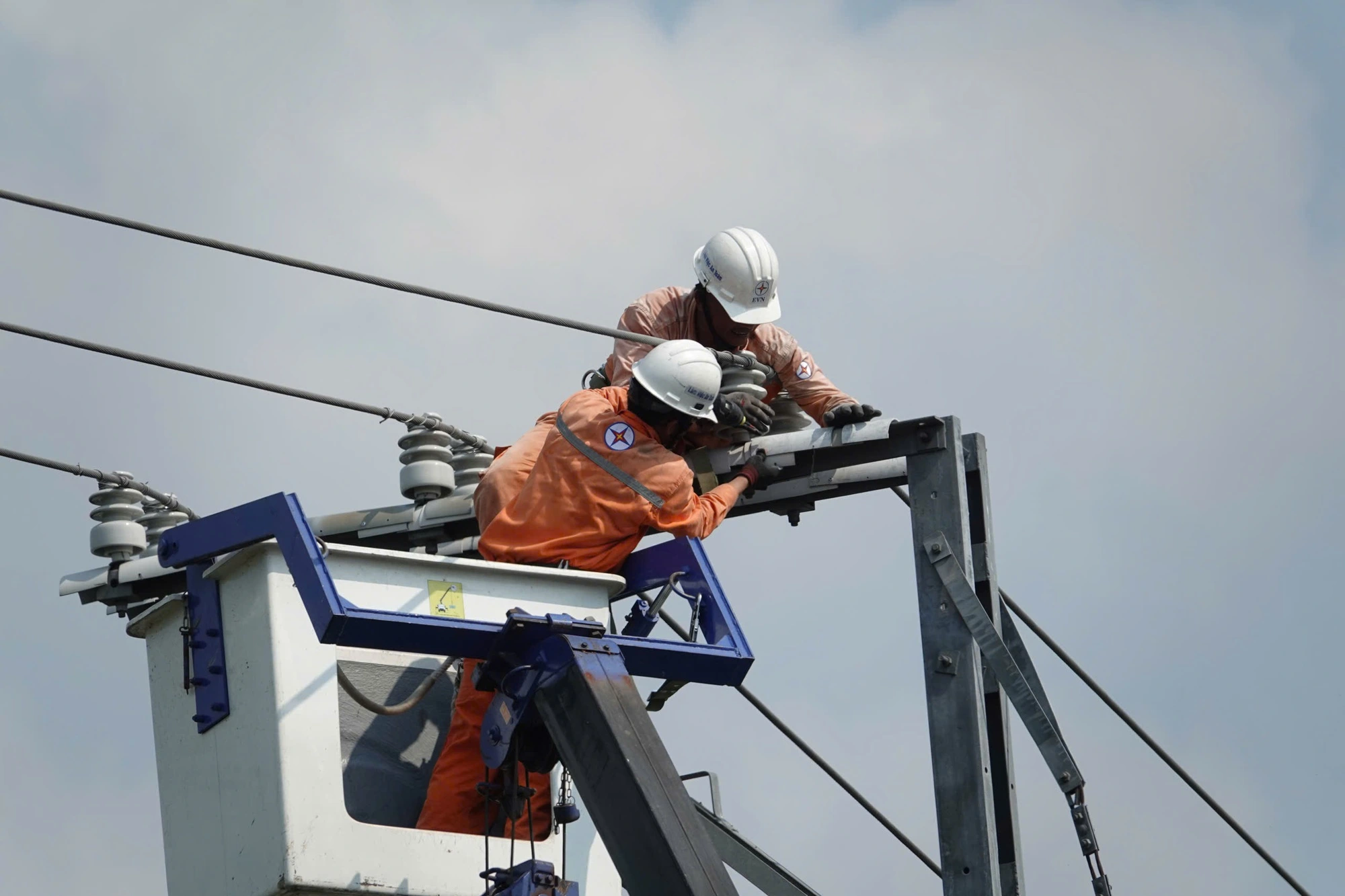 Nắng nóng đến sớm, lại lo thiếu điện - Ảnh 1