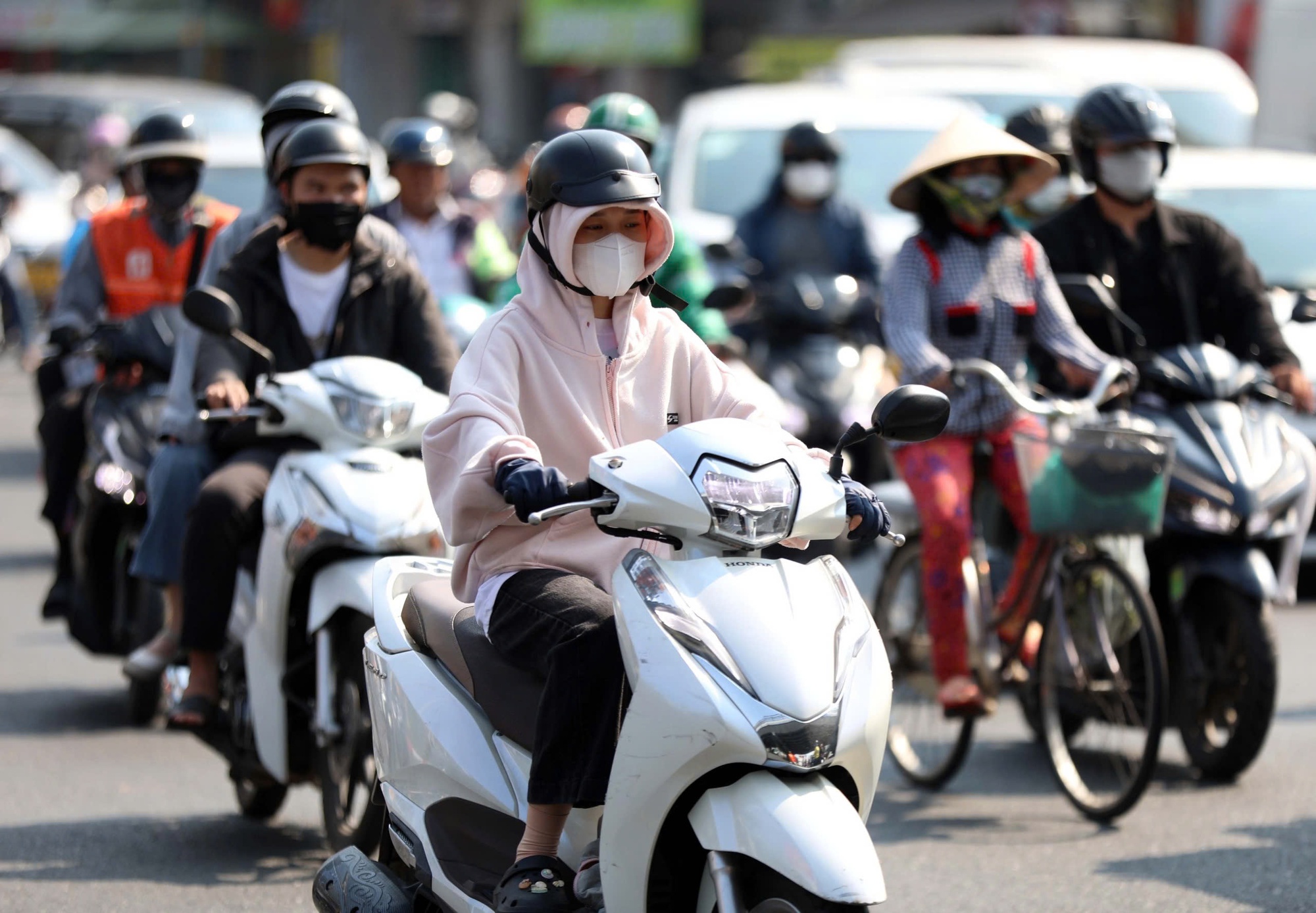 Nắng nóng đến sớm, lại lo thiếu điện - Ảnh 2