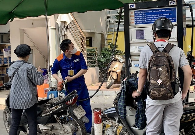 Giá xăng dầu giảm mạnh, dầu diesel giảm gần 10.000 đồng/lít - Ảnh 1