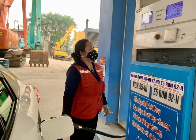 Bộ Công thương lý giải về quyết định điều hành giá xăng dầu lúc nửa đêm - Ảnh 1