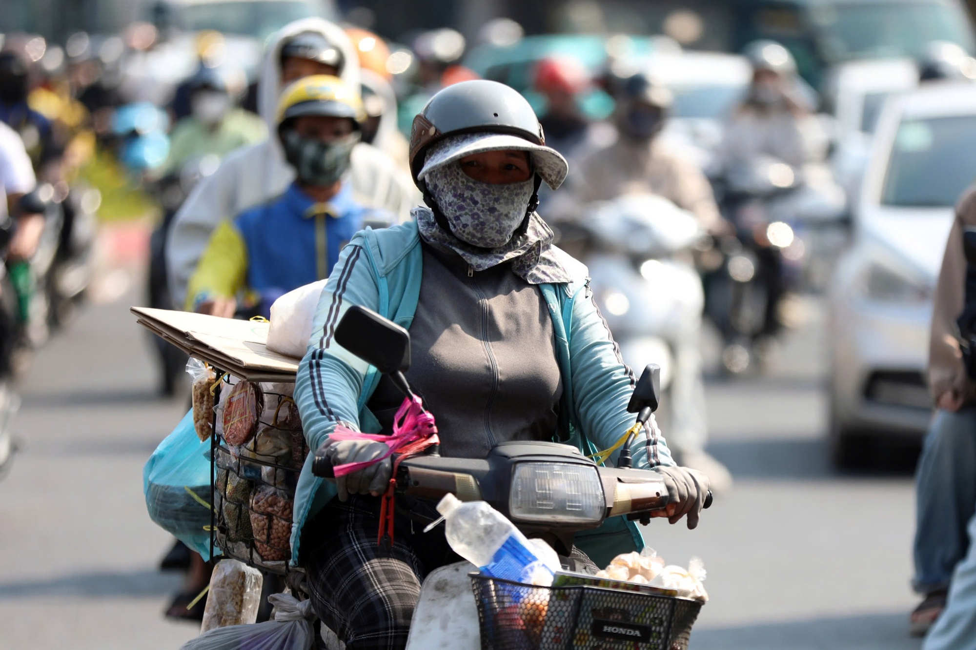 Nắng nóng bất thường, kéo dài trên cả nước - Ảnh 1