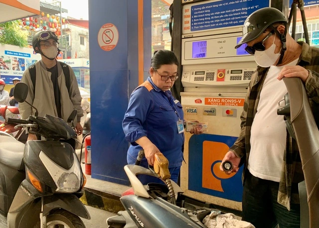 Giá xăng dầu hôm nay 16.4: Dầu diesel giảm thêm gần 2.000 đồng/lít - Ảnh 1