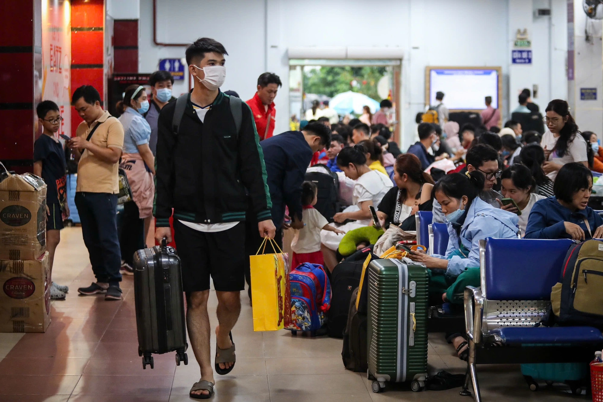 Vé máy bay, tàu xe lễ 'nóng' hầm hập - Ảnh 1