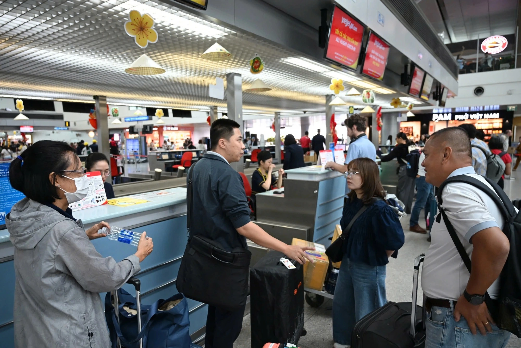 Vé máy bay, tàu xe lễ 'nóng' hầm hập - Ảnh 2