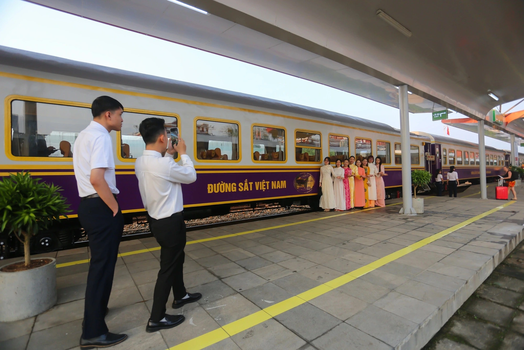 Vé máy bay, tàu xe lễ 'nóng' hầm hập - Ảnh 3