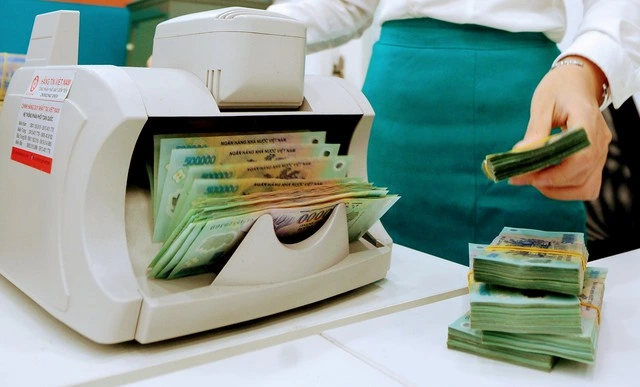 Ngân hàng đồng loạt giảm lãi suất tiết kiệm 0,5%/năm - Ảnh 1