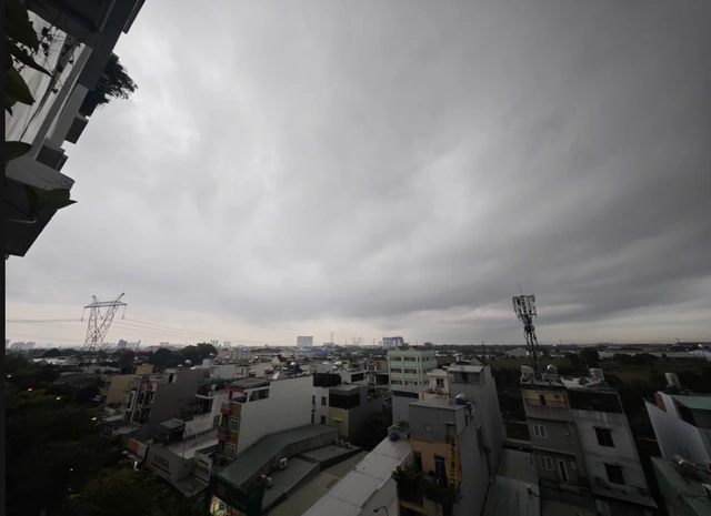 Hôm nay, TP.HCM có mưa trái mùa, tuần sau nắng nóng gia tăng - Ảnh 1