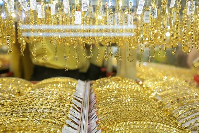 'Ôm' vàng vẫn lỗ - Ảnh 2