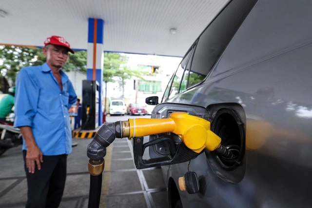 Bộ Công thương thông báo giảm loạt thuế xăng dầu từ 0 giờ ngày 16.4 - Ảnh 1