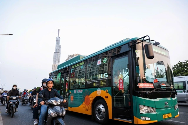 Miễn phí vé rồi, TP.HCM làm gì để kéo người dân ùn ùn đi xe buýt? - Ảnh 1