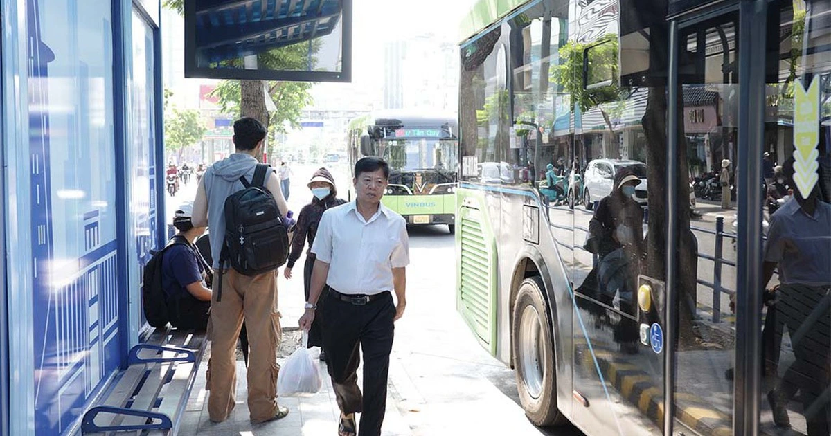 Người dân chờ triển khai xe buýt miễn phí