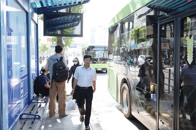 Người dân chờ triển khai xe buýt miễn phí - Ảnh 1