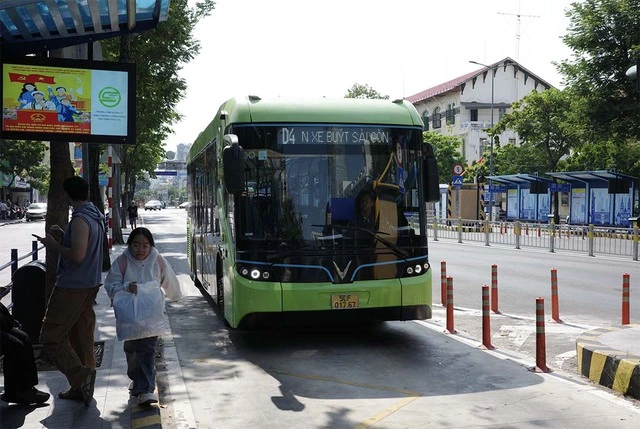 Người dân chờ triển khai xe buýt miễn phí - Ảnh 4