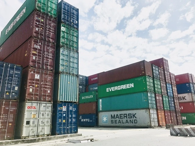 Hải quan 'hỏa tốc' thông báo 2 đợt tạm dừng tiếp nhận tờ khai trong tháng này - Ảnh 1