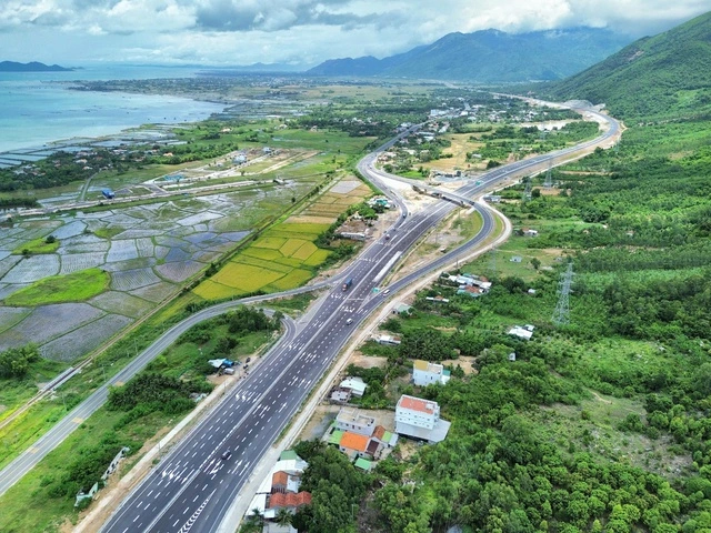 Khánh Hòa gỡ vướng giải phóng mặt bằng Khu kinh tế Vân Phong - Ảnh 2