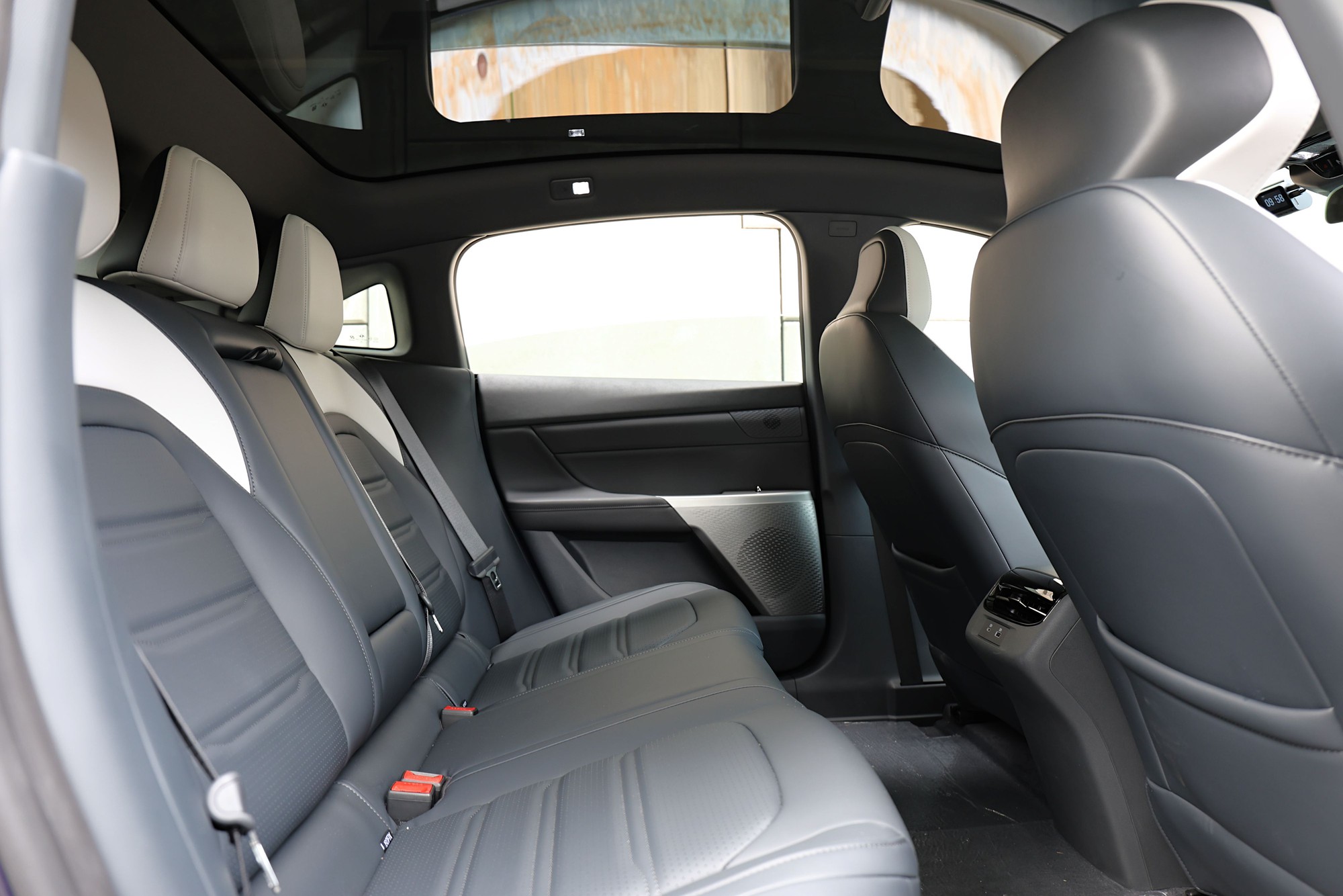 Thêm 3 ô tô điện mới rục rịch về Việt Nam: SUV cùng cỡ Tucson, Creta, sedan có cửa cánh chim, màn hình lật như siêu xe - Ảnh 13