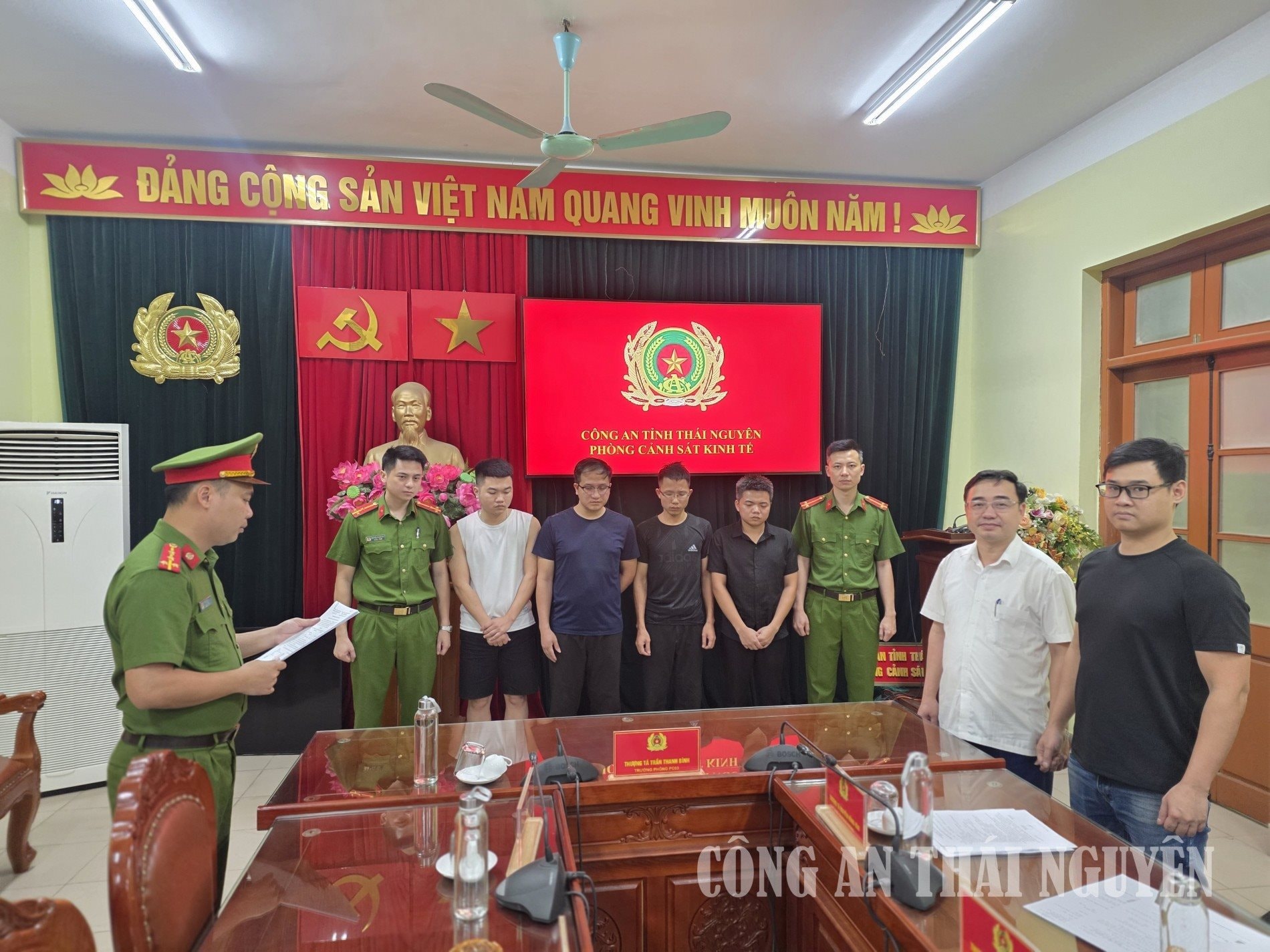 Bắt nhóm tài xế "hack" cước Xanh SM: dùng thiết bị 500.000 đồng để vô hiệu hóa cảm biến xe VinFast - Ảnh 1