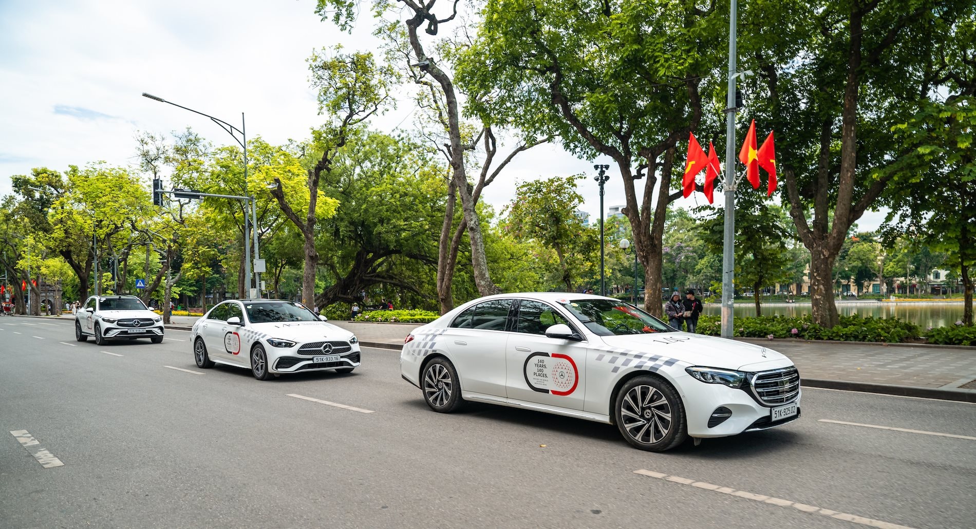Đoàn xe kỷ niệm 140 năm của Mercedes-Benz dừng chân tại Hà Nội - Ảnh 1