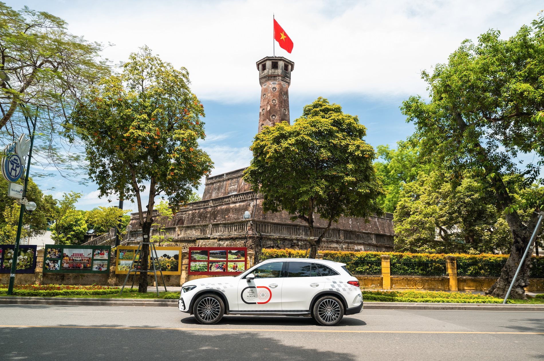 Đoàn xe kỷ niệm 140 năm của Mercedes-Benz dừng chân tại Hà Nội - Ảnh 2
