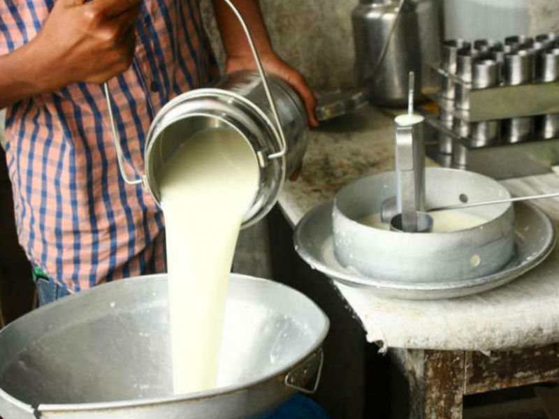 Đột kích một căn nhà, công an triệt phá đường dây sản xuất sữa giả từ hóa chất, tịch thu bột mì, sorbitol và máy pha trộn công nghiệp - Ảnh 1
