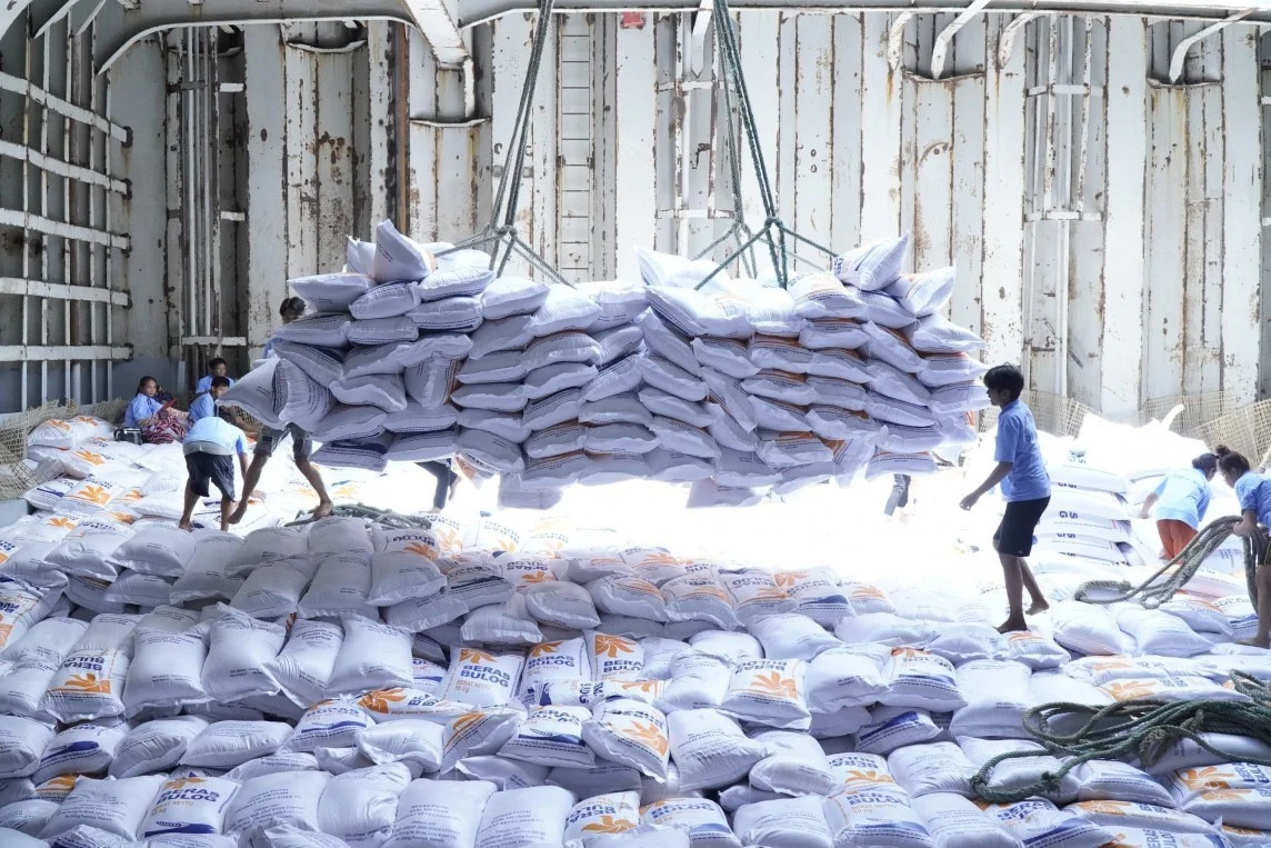 23 tàu xếp đầy 'hạt ngọc Việt' nối đuôi sang quốc gia láng giềng chỉ trong 10 ngày: Chuyện gì đang xảy ra? - Ảnh 1
