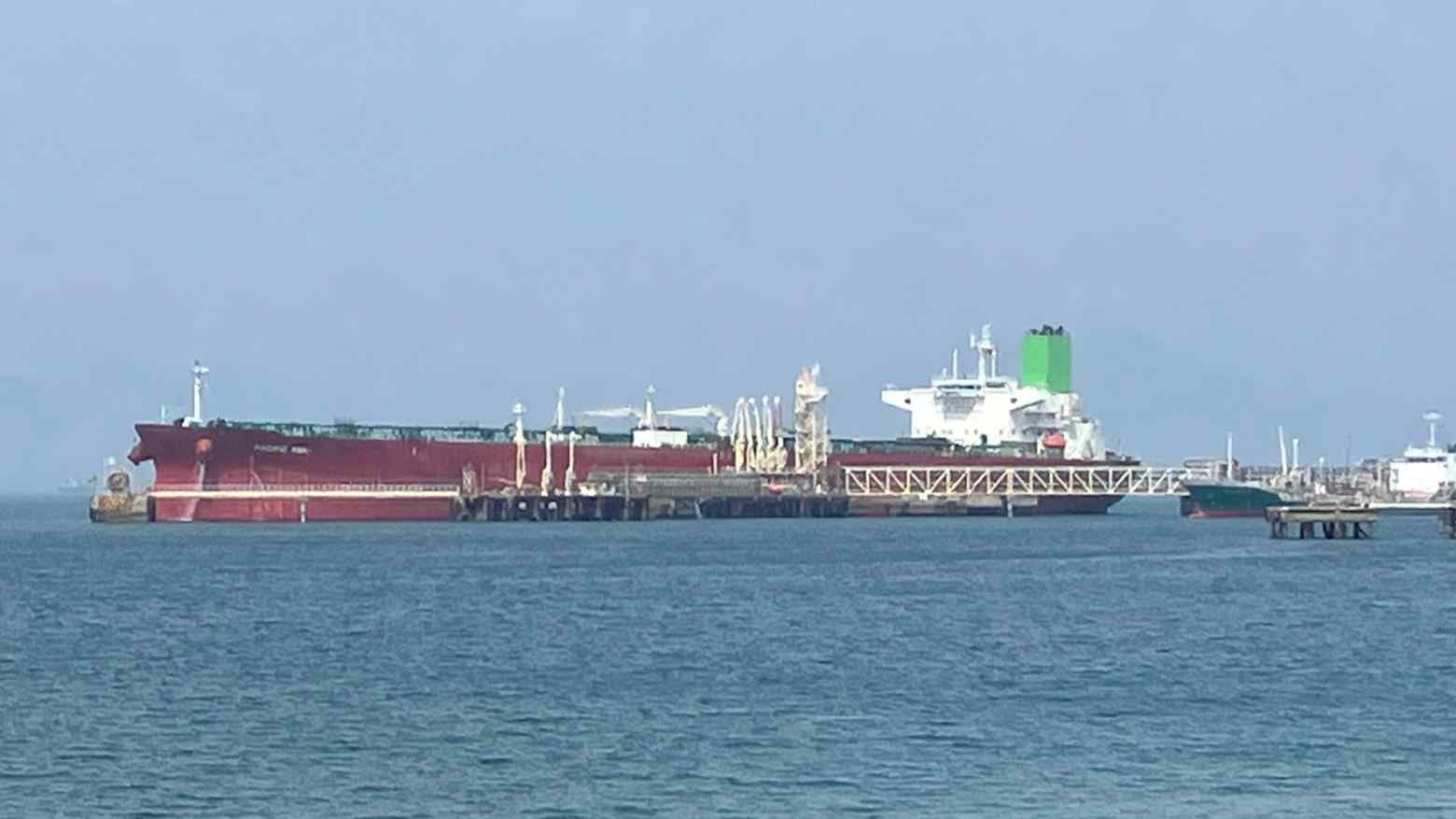 Dầu Mỹ quá đắt, nền kinh tế 4.500 tỷ USD 'quay lại' với dầu Trung Đông nhưng chọn cách vận chuyển 'độc lạ' chưa từng thấy - Ảnh 1