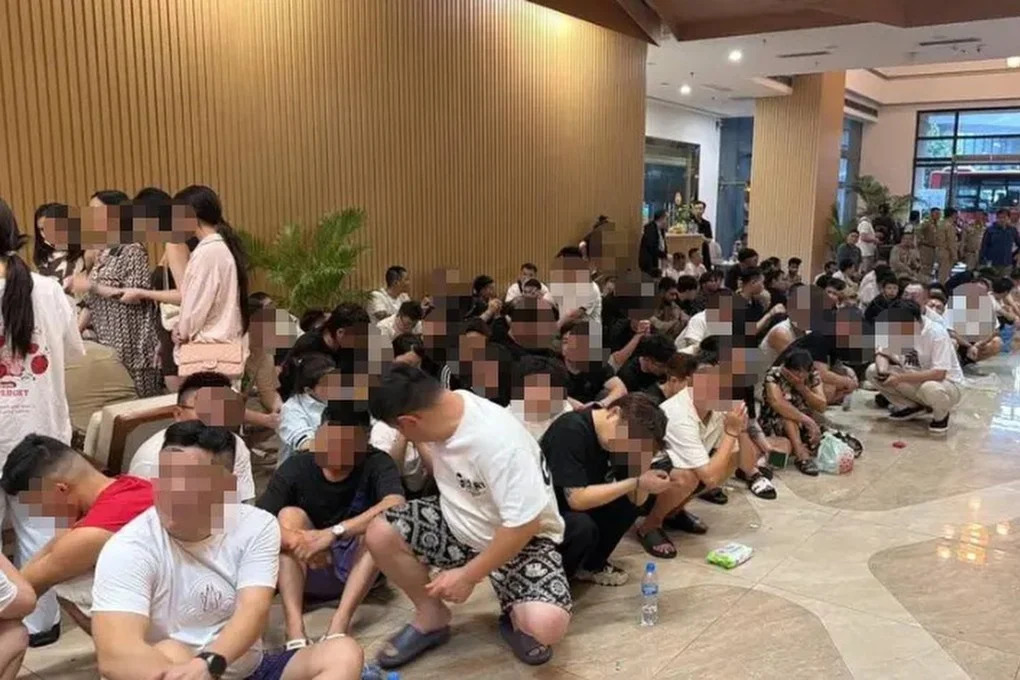 Đột kích hai tòa nhà liên quan tới tỷ phú, công an thu giữ hơn 900 thiết bị điện tử, tạm giam 'hàng trăm cán bộ online' - Ảnh 1
