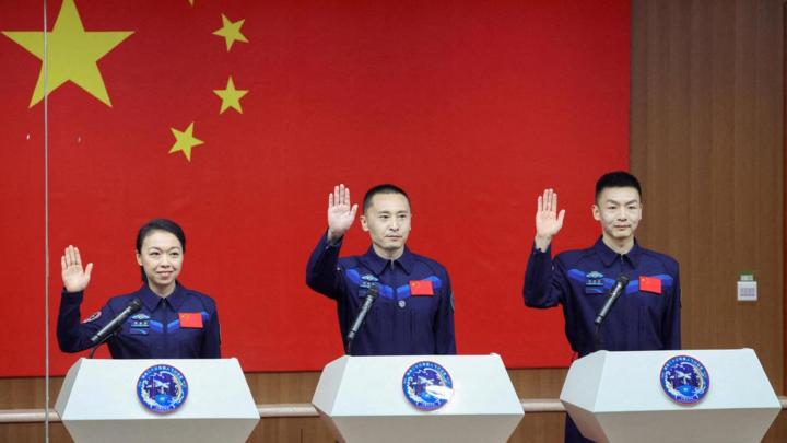 Trung Quốc thử thách phi hành gia ở lại vũ trụ 1 năm, hướng tới Mặt Trăng 2030 - Ảnh 1