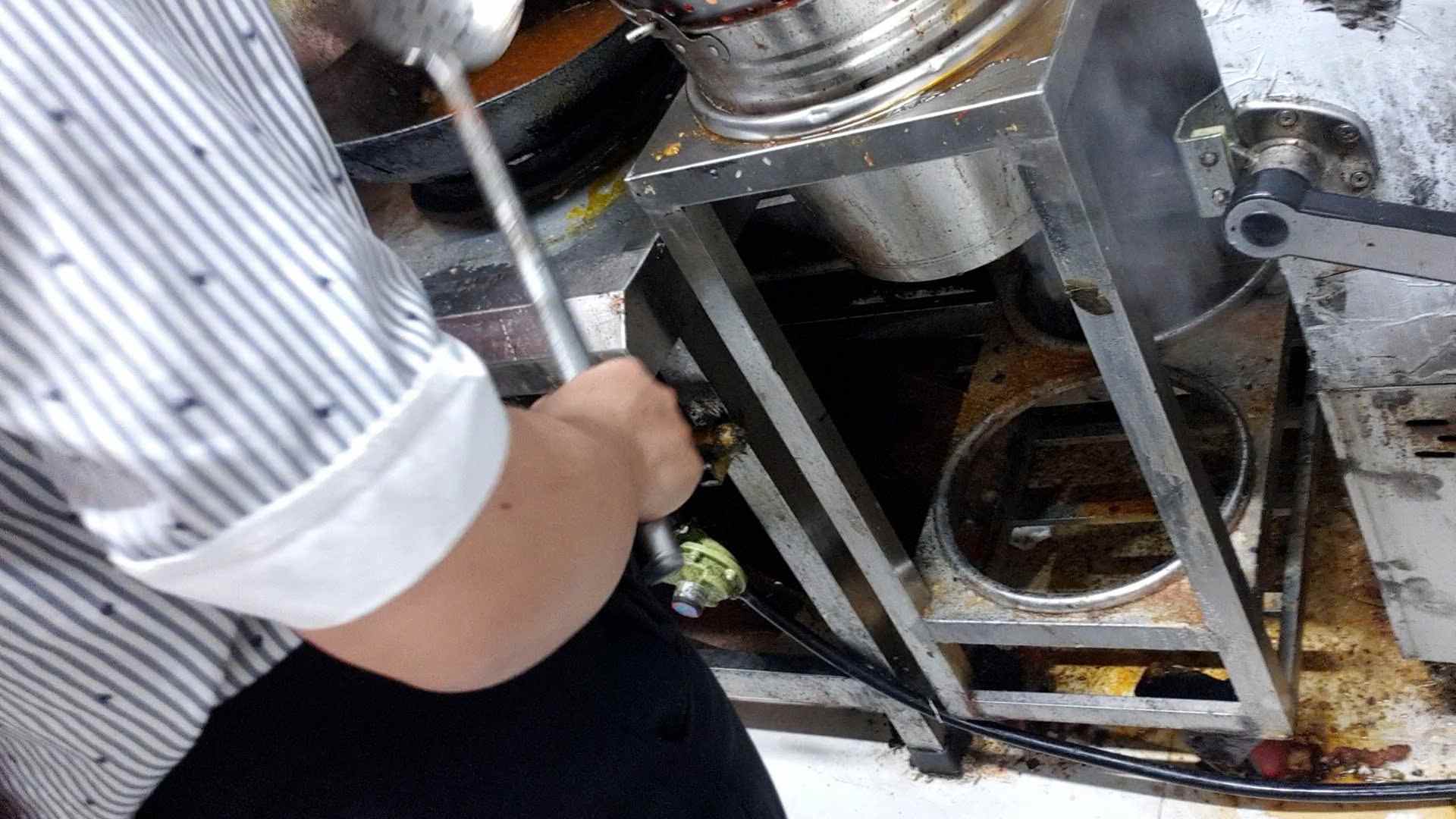 Cơm thố Bách Khoa sau phản ánh khu bếp "nhếch nhác": Khách vẫn ra vào nườm nượp, người khen ngon và tiện, người... hơi lo lắng một chút - Ảnh 1
