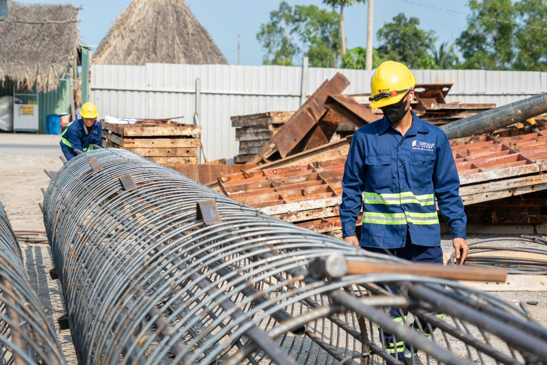 Hàng ngàn công nhân bám công trường tại các dự án trọng điểm dịp nghỉ lễ 30-4, 1-5 - Ảnh 7