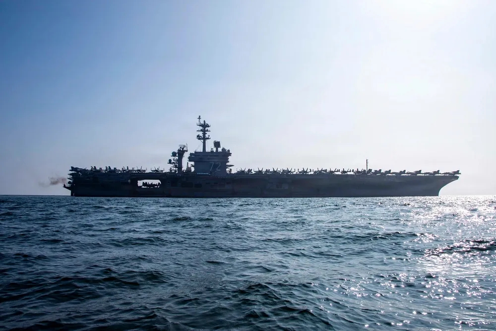 Hàng trăm tàu vẫn 'án binh bất động' ở Hormuz: Kịch bản giải cứu của ông Trump vẫn chưa đủ 'lực'? - Ảnh 1