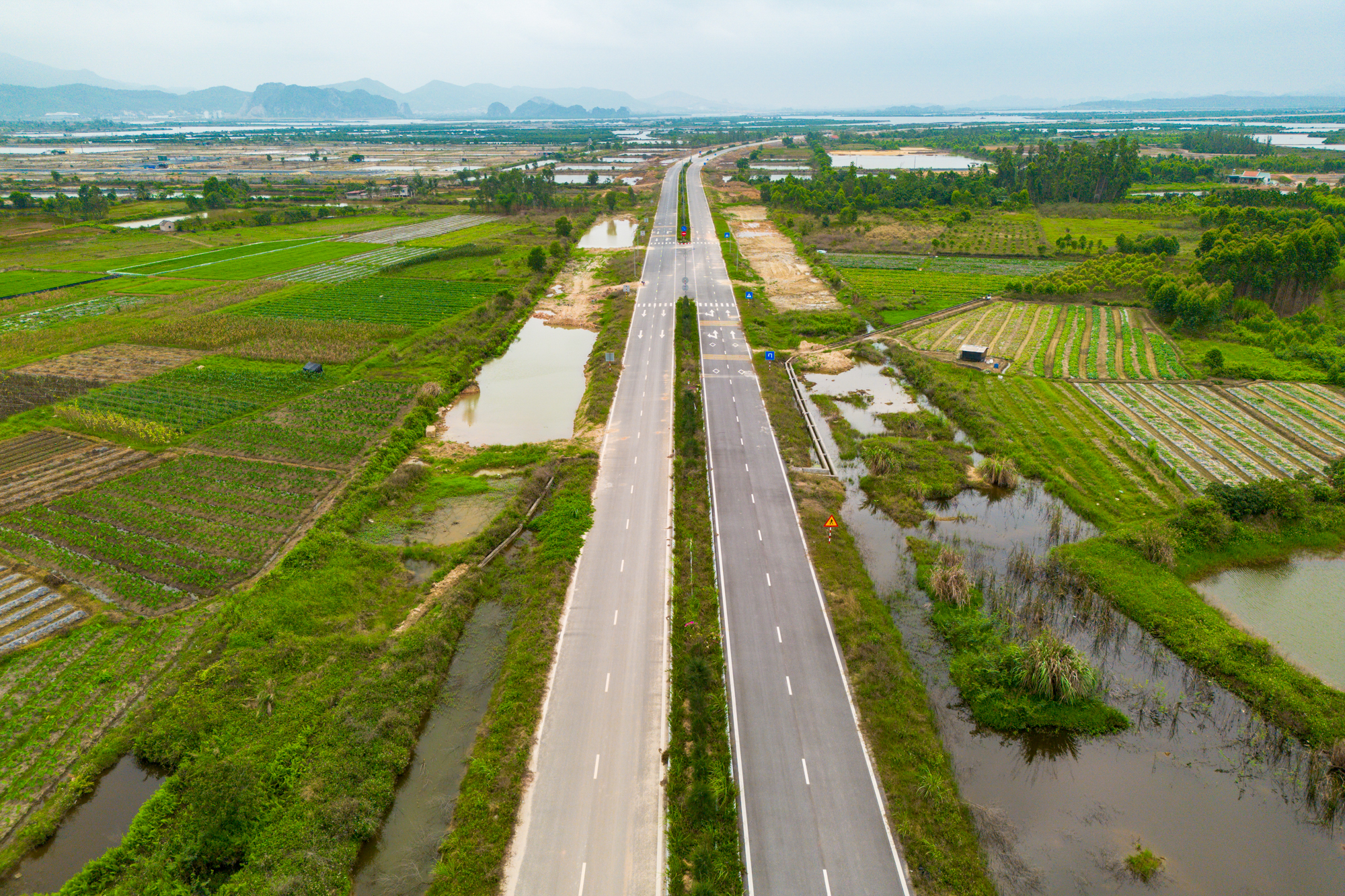 Cận cảnh nút giao rộng gấp 7 lần hồ Hoàn Kiếm, có đường nhánh dài gấp 6 lần nhịp chính cầu Nhật Tân kết nối trực tiếp tới siêu đô thị 18 tỷ USD tại Quảng Ninh - Ảnh 12